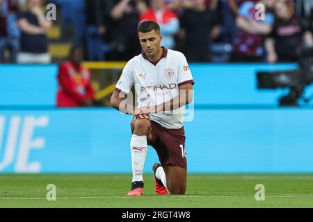 Rodri de Manchester City prend un genou devant le match de Premier League Burnley vs Manchester City au Turf Moor, Burnley, Royaume-Uni, le 11 août 2023 (photo de Mark Cosgrove/News Images) à, le 8/11/2023. (Photo de Mark Cosgrove/News Images/Sipa USA) crédit : SIPA USA/Alamy Live News Banque D'Images