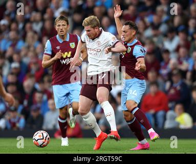 Kevin de Bruyne de Manchester City (au centre) et Connor Roberts de Burnley (à droite) se battent pour le ballon lors du match de Premier League à Turf Moor, Burnley. Date de la photo : Vendredi 11 août 2023. Banque D'Images