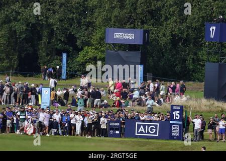 Walton on the Hill, Surrey, Royaume-Uni. 11 août 2023. L'AIG Women's Open au Walton Heath Golf Club lors de la deuxième manche (organisé par le Royal & Ancient Golf Club de St. Andrews - R&A ) photos : Nelly Korda (USA) s'éloigne du 15e avec une foule nombreuse autour de la boîte de départ crédit : Motofoto/Alamy Live News Banque D'Images