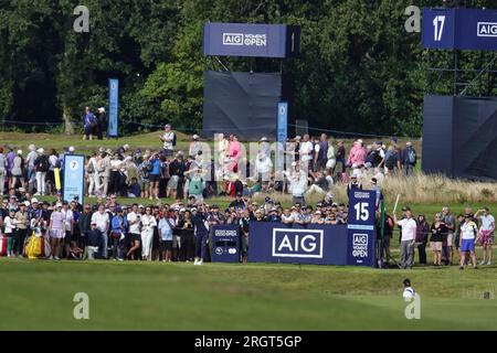 Walton on the Hill, Surrey, Royaume-Uni. 11 août 2023. L'AIG Women's Open au Walton Heath Golf Club lors de la deuxième manche (organisé par le Royal & Ancient Golf Club de St. Andrews - R&A ) exposition photo : Lydia Ko (NZ) tees off le 15e avec une grande foule autour de la boîte de tee-box crédit : Motofoto/Alamy Live News Banque D'Images