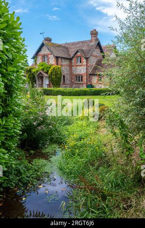 Grande maison propriété et jardin dans le village de Longstock près de la rivière Test, Hampshire, Angleterre, Royaume-Uni Banque D'Images