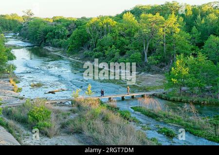 Flâner sur le pont de sentier de la rivière sur la rivière Guadalupe qui traverse le cœur de Kerrville Banque D'Images
