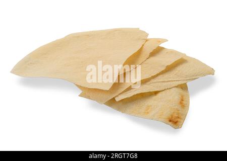 Pane Carasau, pain Carasau, pain plat croustillant italien traditionnel de Sardaigne. Isolé sur blanc avec masque inclus Banque D'Images