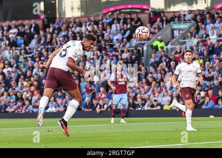 Rodri de Manchester City est en tête du but lors du match de Premier League Burnley vs Manchester City au Turf Moor, Burnley, Royaume-Uni, le 11 août 2023 (photo de Mark Cosgrove/News Images) dans, le 8/11/2023. (Photo de Mark Cosgrove/News Images/Sipa USA) crédit : SIPA USA/Alamy Live News Banque D'Images