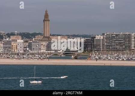 Le Havre, Nord de la France. 12 juin 2023. La plage et la grande tour de l'église catholique romaine Saint Josephs surplombent la ville reconstruite. Banque D'Images