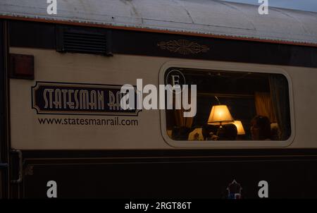 Statesman Rail pullman fenêtre de voiture la nuit, Royaume-Uni Banque D'Images