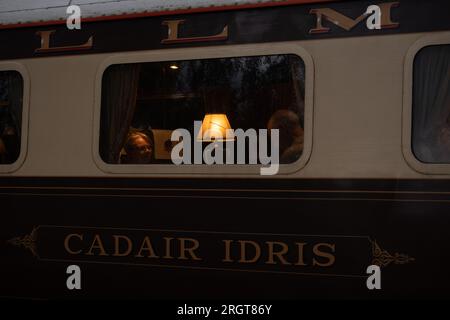 Statesman Rail pullman fenêtre de voiture la nuit, Royaume-Uni Banque D'Images