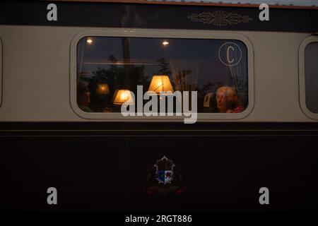 Statesman Rail pullman fenêtre de voiture la nuit, Royaume-Uni Banque D'Images