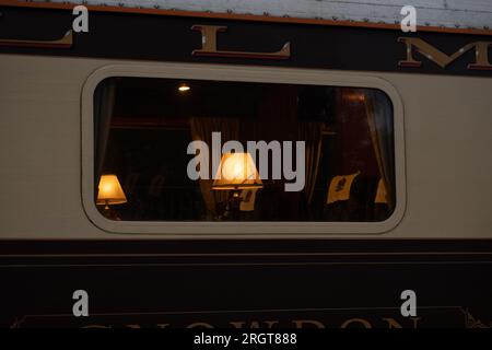 Statesman Rail pullman fenêtre de voiture la nuit, Royaume-Uni Banque D'Images