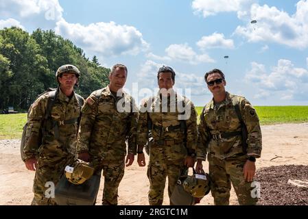 Leapfest est une compétition internationale d'entraînement de parachute de ligne statique organisée par la garde nationale de l'armée de Rhode Island et le 56e commandement de troupe. Banque D'Images