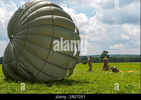 Leapfest est une compétition internationale d'entraînement de parachute de ligne statique organisée par la garde nationale de l'armée de Rhode Island et le 56e commandement de troupe. Banque D'Images