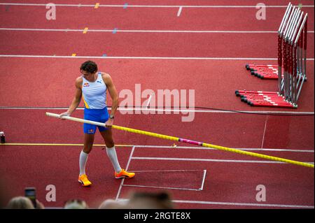 OSTRAVA, TCHÉQUIE, 27 JUIN 2023 : Armand Mondo Duplantis se prépare au saut Banque D'Images