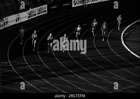 OSTRAVA, TCHÉQUIE, 27 JUIN 2023 : course féminine de 400 m embrassant la lumière et l'ombre à la courbe en Championnat d'athlétisme pour les mondiaux à Budapest et les Jeux Banque D'Images