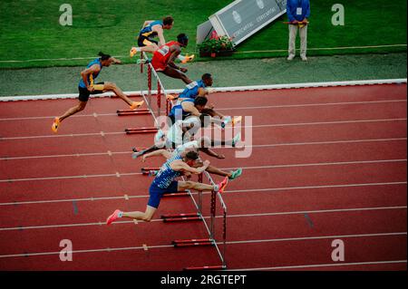 OSTRAVA, TCHÉQUIE, 27 JUIN 2023 : les athlètes concourent dans la course de 110m haies pendant le Championnat d'athlétisme pour les mondiaux à Budapest et les Jeux à Paris Banque D'Images