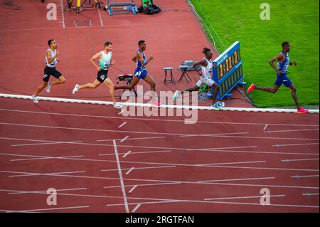 OSTRAVA, TCHÉQUIE, 27 JUIN 2023 : la course masculine du 1500m se déroule sur la scène d'athlétisme pour les mondiaux à Budapest et les Jeux à Paris Banque D'Images