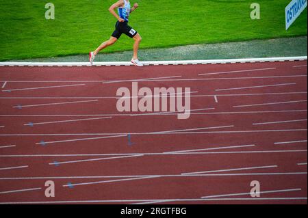 OSTRAVA, TCHÉQUIE, 27 JUIN 2023 : jambes des athlètes d'endurance sur piste et terrain. Editer l'espace Banque D'Images