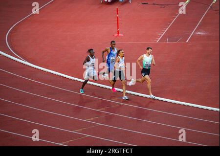 OSTRAVA, TCHÉQUIE, 27 JUIN 2023 : les coureurs masculins terminent une distance de 1500 m en athlétisme. Lamecha Girma et George Mills Banque D'Images