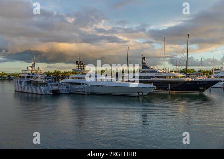 Viti Levu, Fidji : 29 mai 2023 : bateaux ancrés au port de Denarau. Viti Levu. Fidji Banque D'Images