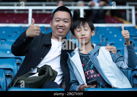 Fans de Manchester City lors du match de Premier League entre Burnley et Manchester City au Turf Moor, Burnley le vendredi 11 août 2023. (Photo : Mike Morese | MI News) crédit : MI News & Sport / Alamy Live News Banque D'Images