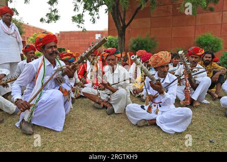 Jaipur, Inde. 11 août 2023. Les artistes folkloriques du Rajasthan se produisent lors de l'inauguration du «Chief Minister Folk Artist promotion Scheme» à Jaipur, Rajasthan, Inde, le vendredi 11 août, 2023. (photo de Vishal Bhatnagar/NurPhoto) crédit : NurPhoto SRL/Alamy Live News Banque D'Images