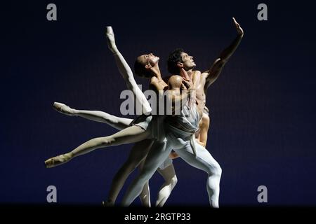 Les danseurs de la Compagnie nationale de danse (CND) se produisent lors de la présentation du spectacle 'AMÉRICA' au théâtre Zarzuela à Madrid le 11 juillet 2023 Espagne avec : atmosphère où : Madrid, Espagne quand : 11 Jul 2023 crédit : Oscar Gonzalez/WENN Banque D'Images