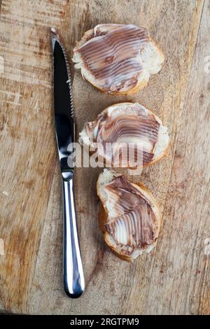 Beurre au chocolat doux et baguette blanche, baguette au pain blanc tranché avec pâte à tartiner au beurre au chocolat doux, pâte de chocolat au cacao naturel pendant Breakfa Banque D'Images