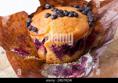 délicieux cupcake de blé avec des morceaux de chocolat en gros plan sur une vieille table de cuisine, garniture aux myrtilles, cupcakes à la farine et au cacao en gros plan, desserts et autres Banque D'Images