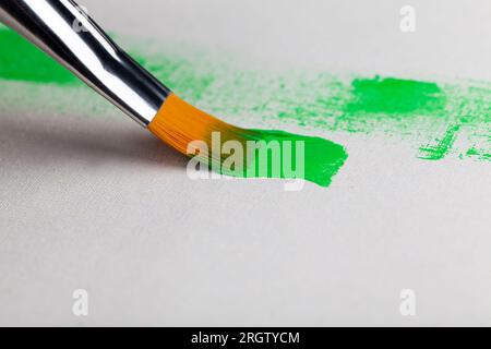 peintures et autres choses nécessaires pour le dessin, gros plan de peintures de différentes couleurs utilisées dans le travail créatif Banque D'Images