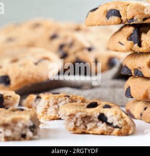 délicieux biscuits à la farine de blé et gouttes de chocolat à l'intérieur de la pâte sablée préparée, biscuits faits maison de forme ronde ou ovale irrégulière, gros plan Banque D'Images