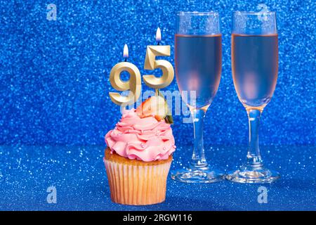 Cupcake avec numéro pour célébration d'anniversaire ou anniversaire ; numéro 95. Banque D'Images