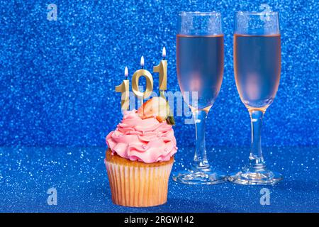 Cupcake avec numéro pour célébration d'anniversaire ou anniversaire ; numéro 101. Banque D'Images