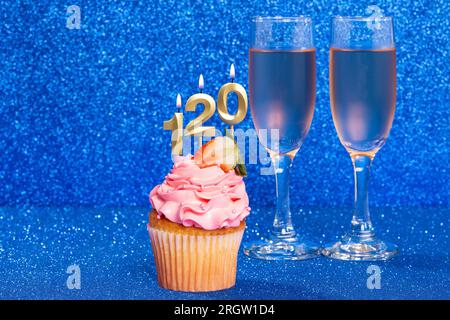 Cupcake avec numéro pour célébration d'anniversaire ou anniversaire ; numéro 120. Banque D'Images