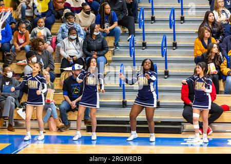 Les cheerleaders Hammond Bishop Noll Institute jouent lors d'un match à North Judson, Indiana, États-Unis. Banque D'Images