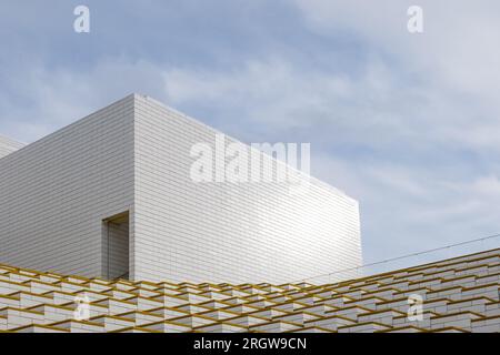 Billund, Danemark - 06 OCTOBRE 2022 : vue extérieure à l'escalier jaune emblématique de LEGO HOUSE. Banque D'Images