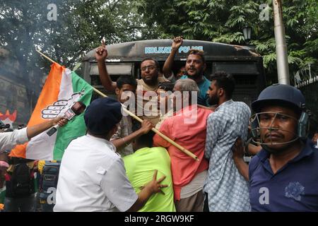 Kolkata, Inde. 11 août 2023. Les militants du Congrès protestent contre la suspension du dirigeant du Congrès Adhir Ranjan Chowdhury dans la 'Lok Sabha' à Kolkata. (Photo de Dipa Chakraborty/Pacific Press) crédit : Pacific Press Media production Corp./Alamy Live News Banque D'Images