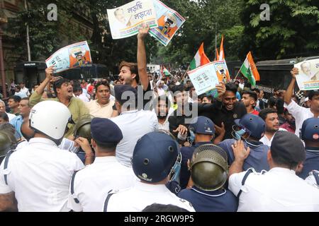 Kolkata, Inde. 11 août 2023. Les militants du Congrès protestent contre la suspension du dirigeant du Congrès Adhir Ranjan Chowdhury dans la 'Lok Sabha' à Kolkata. (Photo de Dipa Chakraborty/Pacific Press) crédit : Pacific Press Media production Corp./Alamy Live News Banque D'Images