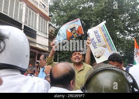 Kolkata, Inde. 11 août 2023. Les militants du Congrès protestent contre la suspension du dirigeant du Congrès Adhir Ranjan Chowdhury dans la 'Lok Sabha' à Kolkata. (Photo de Dipa Chakraborty/Pacific Press) crédit : Pacific Press Media production Corp./Alamy Live News Banque D'Images