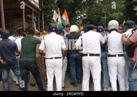 Kolkata, Inde. 11 août 2023. Les militants du Congrès protestent contre la suspension du dirigeant du Congrès Adhir Ranjan Chowdhury dans la 'Lok Sabha' à Kolkata. (Photo de Dipa Chakraborty/Pacific Press) crédit : Pacific Press Media production Corp./Alamy Live News Banque D'Images