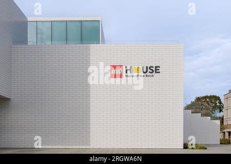 Billund, Danemark - 06 OCTOBRE 2022 : vue extérieure à l'entrée de la MAISON LEGO. Banque D'Images