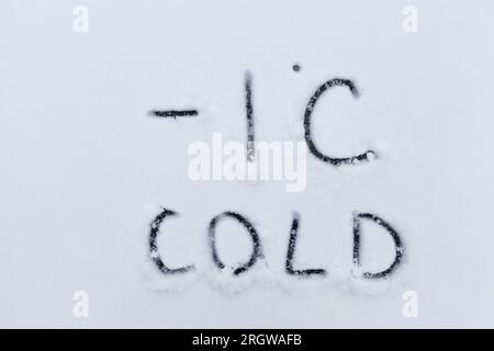 Dessiné sur la neige, des symboles de température indiquant un temps très froid négatif, qui est marqué en degrés Celsius, des dessins sur le froid et les périodes de froid Banque D'Images