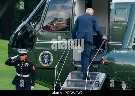 Washington, DC, États-Unis. 11 août 2023. Le président américain Joe Biden embarque Marine One sur la pelouse sud de la Maison Blanche à Washington, DC, États-Unis, le 11 août 2023. Le président Biden part pour passer le week-end à Rehoboth Beach, Delaware. Crédit : Shawn Thew/Pool via CNP/dpa/Alamy Live News Banque D'Images