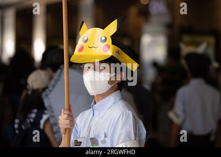 Yokohama, Japon. 11 août 2023. Le personnel de la gare Japan Railway (JR) détient un panneau relatif à Pokémon à la gare Sakuragicho à Yokohama. Crédit : SOPA Images Limited/Alamy Live News Banque D'Images