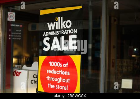 Derby, Royaume-Uni. 16 juillet 2022. Un panneau dans la vitrine du magasin Wilko indiquant « Vente administrative ». Le célèbre détaillant britannique 'Wilko' (anciennement Wilkinson Hardware Stores) a annoncé le 10 août 2023 qu'il entrait en administration. Mettre 12 500 emplois en péril. La société possède 400 boutiques à travers le Royaume-Uni crédit : SOPA Images Limited/Alamy Live News Banque D'Images