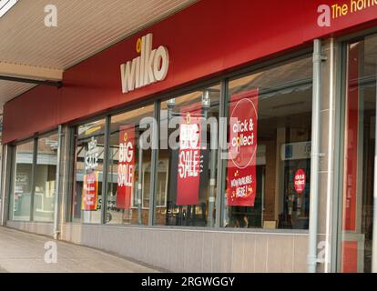 Derby, Royaume-Uni. 16 juillet 2022. Le logo Wilko vu sur son magasin avec des panneaux de vente visibles à travers la fenêtre. Le célèbre détaillant britannique 'Wilko' (anciennement Wilkinson Hardware Stores) a annoncé le 10 août 2023 qu'il entrait en administration. Mettre 12 500 emplois en péril. La société possède 400 boutiques à travers le Royaume-Uni crédit : SOPA Images Limited/Alamy Live News Banque D'Images