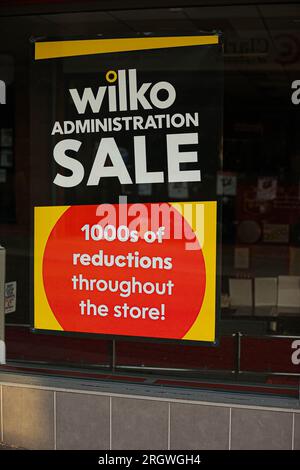 Derby, Royaume-Uni. 16 juillet 2022. Un panneau dans la vitrine du magasin Wilko indiquant « Vente administrative ». Le célèbre détaillant britannique 'Wilko' (anciennement Wilkinson Hardware Stores) a annoncé le 10 août 2023 qu'il entrait en administration. Mettre 12 500 emplois en péril. La société possède 400 boutiques à travers le Royaume-Uni crédit : SOPA Images Limited/Alamy Live News Banque D'Images