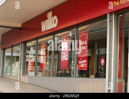 Derby, Royaume-Uni. 16 juillet 2022. Le logo Wilko vu sur son magasin avec des panneaux de vente visibles à travers la fenêtre. Le célèbre détaillant britannique 'Wilko' (anciennement Wilkinson Hardware Stores) a annoncé le 10 août 2023 qu'il entrait en administration. Mettre 12 500 emplois en péril. La société possède 400 boutiques à travers le Royaume-Uni (photo Ben Booth/SOPA Images/Sipa USA) crédit : SIPA USA/Alamy Live News Banque D'Images