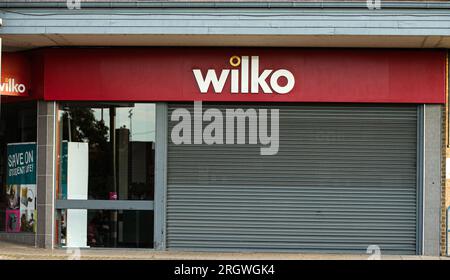 Derby, Royaume-Uni. 16 juillet 2022. Le logo Wilko vu sur son magasin avec les volets baissés. Le célèbre détaillant britannique 'Wilko' (anciennement Wilkinson Hardware Stores) a annoncé le 10 août 2023 qu'il entrait en administration. Mettre 12 500 emplois en péril. La société possède 400 boutiques à travers le Royaume-Uni (photo Ben Booth/SOPA Images/Sipa USA) crédit : SIPA USA/Alamy Live News Banque D'Images