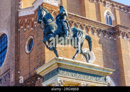 Venise, Italie - 28 février 2022 : vue de la statue équestre de Bartolomeo Colleoni à Campo Santi Giovanni e Paolo, par Andrea del Verrocchio en 1 Banque D'Images