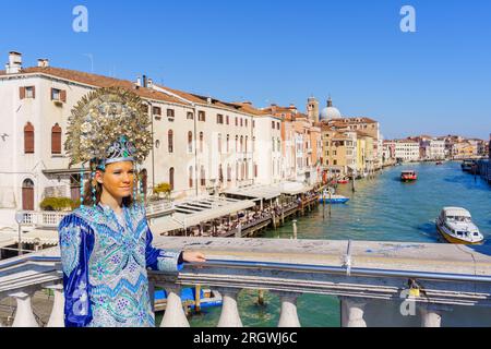 Venise, Italie - 28 février 2022 : Femme vêtue d'un costume traditionnel, dans le cadre du Carnaval des masques de Venise, Vénétie, Italie Banque D'Images