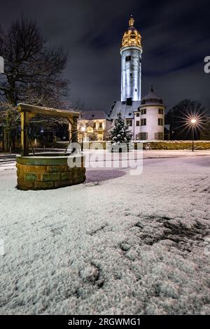 Le quartier de Höchst à Francfort, avec son château, sa tour makant, ses maisons à colombages et sa place du palais. en hiver à l'heure bleue Banque D'Images